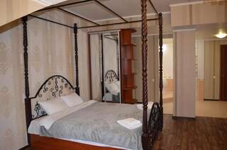 Отель SunLake Hotel Osokorki Киев Люкс с видом на озеро-6